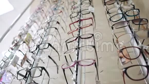 在药房戴眼镜矫正视力视频的预览图