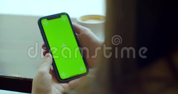 女商人在咖啡馆里使用带有绿色触摸屏的手机绿色屏幕在社交媒体上分享信息视频的预览图