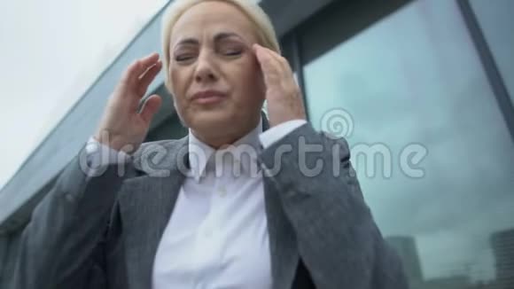 女公司头戴眼镜感觉牙齿疼痛牙齿问题视频的预览图