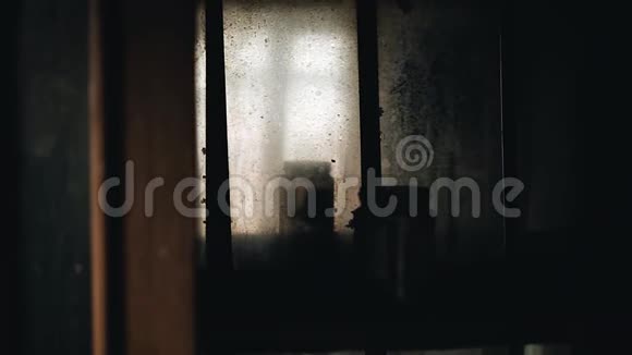 一个路过的人的轮廓反映在一个旧衣柜的玻璃上视频的预览图