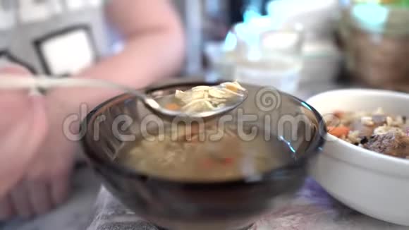 女孩用金属勺子吃汤关门视频的预览图