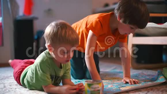 孩子们在地板上玩棋盘游戏视频的预览图