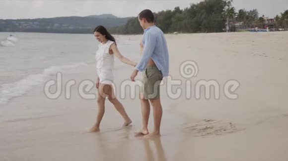 快乐的情侣游客在海边玩得开心视频的预览图