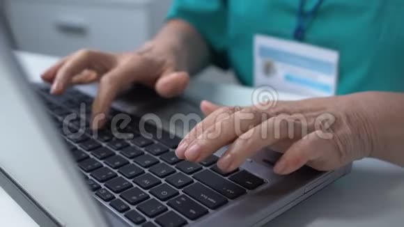 专业护士手提电脑检查病人检查结果视频的预览图