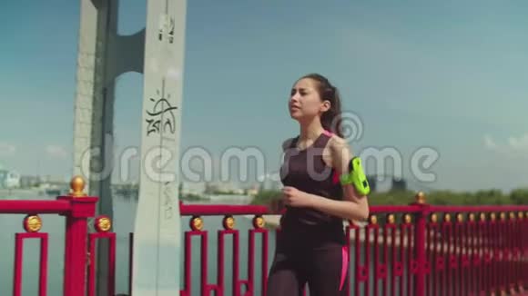 女子在桥上慢跑后呼吸困难视频的预览图