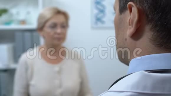 男治疗师给女性病人的药片罐老年人的维生素视频的预览图