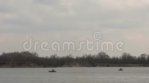 春天湖上的橡皮船渔民视频的预览图