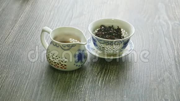 用茶叶和热茶壶装上白色瓷茶壶视频的预览图