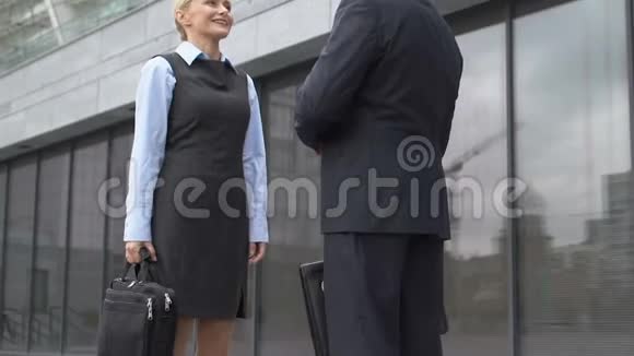 男性办公室主任与新工人在户外握手问候或合作视频的预览图