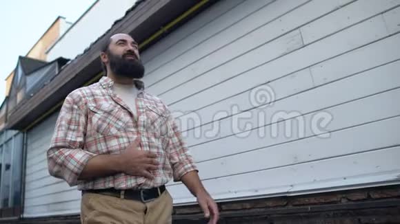 在户外遭受急性腹痛的大胡子男性便秘症状视频的预览图