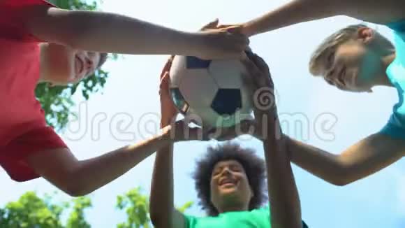 男孩手里拿着足球赛前仪式希望好运迷信视频的预览图