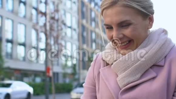 幸福的女人喜欢戴着自行车头盔的女儿在户外抚摸孩子的脸爱视频的预览图