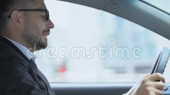 忧心忡忡的人在车里头痛得厉害是工作压力过大的结果视频的预览图