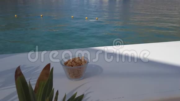 海边的桌子上放着一杯白酒视频的预览图