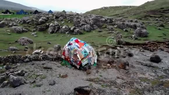 法罗群岛包着毯子的博尔德视频的预览图