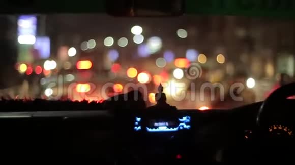 尼泊尔加德满都2019年11月19日尼泊尔繁忙道路上行驶的汽车模糊的无焦视野夜间交通视频的预览图