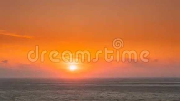 爱琴海傍晚阳光照耀海面自然日落天空暖色海景4K视频的预览图