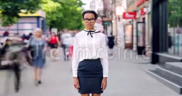 站在步行街的混血女孩严肃的脸上的时间流逝视频的预览图