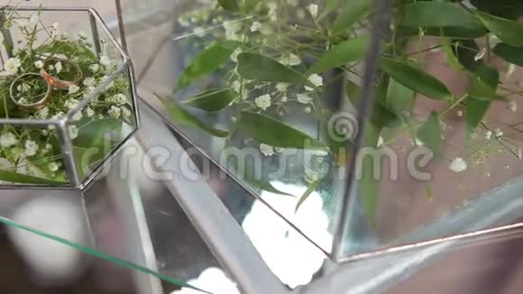 两个结婚戒指在一个玻璃盒子里花在一家昂贵的餐馆咖啡馆酒吧视频的预览图