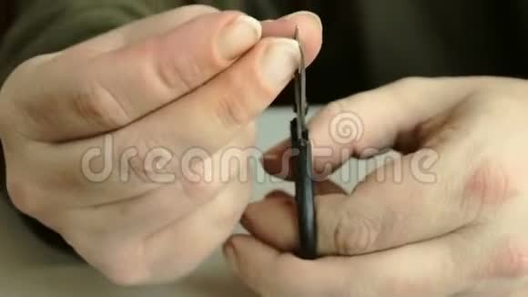 那个人用指甲剪剪了一个不确定的指甲视频的预览图