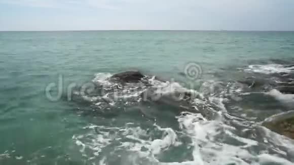 波浪溅在岩石海岸上视频的预览图