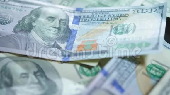 美元宏观拍摄有钱在桌上金钱慢动作富兰克林美国人美元宏观射击一百视频的预览图