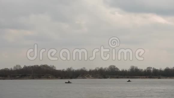 春天湖上的橡皮船渔民视频的预览图