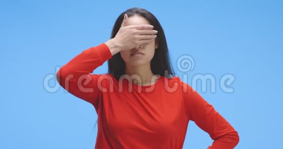 年轻女子遮住眼睛视频的预览图