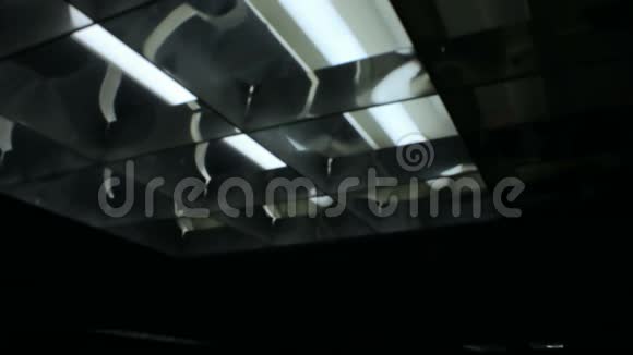 方形荧光灯内置天花板在黑暗中打开视频的预览图
