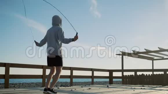 运动员白天在海滨锻炼独自跳绳视频的预览图