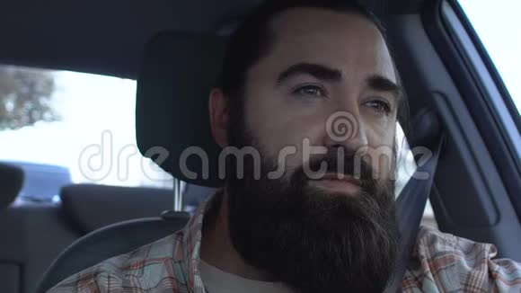 男性司机车内耳痛中耳炎感染健康问题视频的预览图