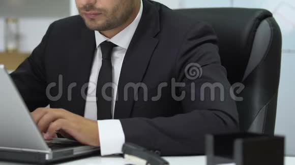 男经理西装革履在办公室工作手提电脑负责高薪工作视频的预览图