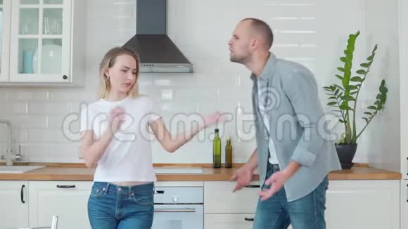 好斗的男人在豪华厨房和妻子吵架愤怒的丈夫与妻子发生冲突视频的预览图