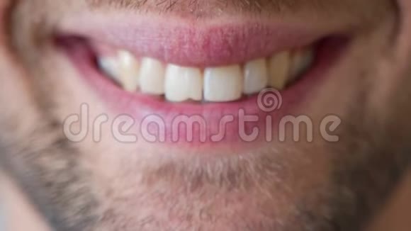 幸福的男人靠近牙齿般的微笑视频的预览图