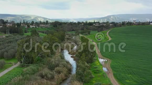 从约旦河向以色列北部景观进行空中拍摄视频的预览图