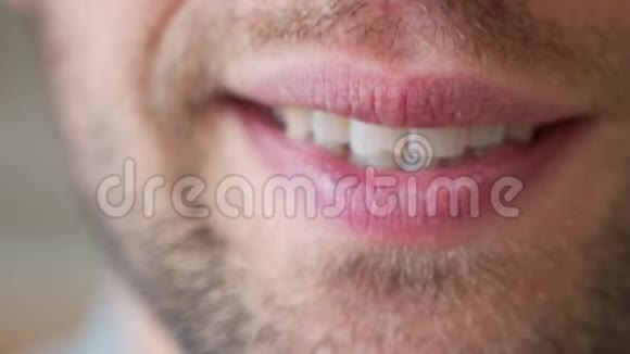 幸福的男人靠近牙齿般的微笑视频的预览图