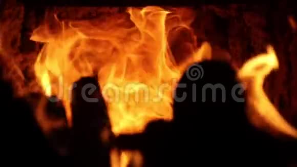火燃烧着迷人的慢动作视频的预览图