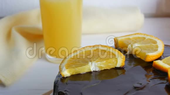 自制巧克力蛋糕加糖霜和橙汁旁边是白色厨房的果汁视频的预览图