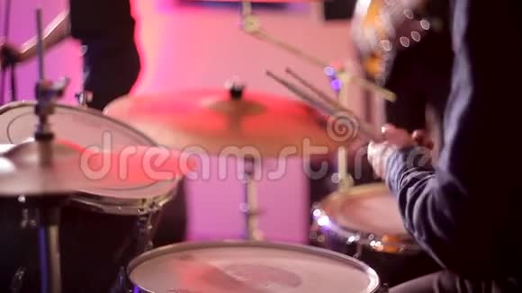鼓手在音乐会上演奏鼓手打板鼓视频的预览图