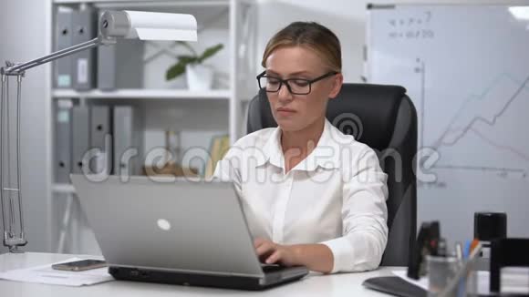 紧张的商务女性在笔记本电脑上工作紧张的工作最后期限视频的预览图