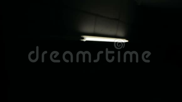 内置天花板的长线性荧光灯在黑暗中打开视频的预览图