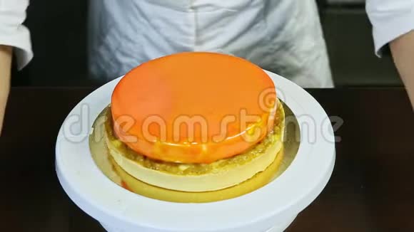 糖果装饰橙色釉圆芝士蛋糕与黄色迷你Macaroon视频的预览图
