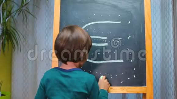一个用粉笔在黑板上画着欧元符号的小圆点视频的预览图