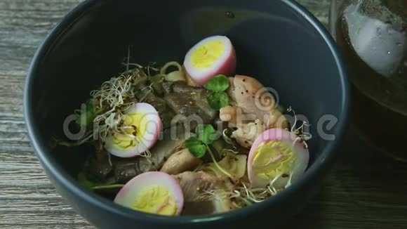 用蘑菇煮好的鸡蛋和汤罐子做面条菜视频的预览图