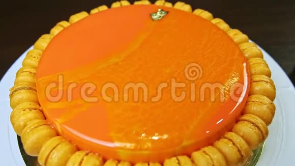 整个圆形芝士蛋糕的俯视图装饰有迷你杏仁饼视频的预览图