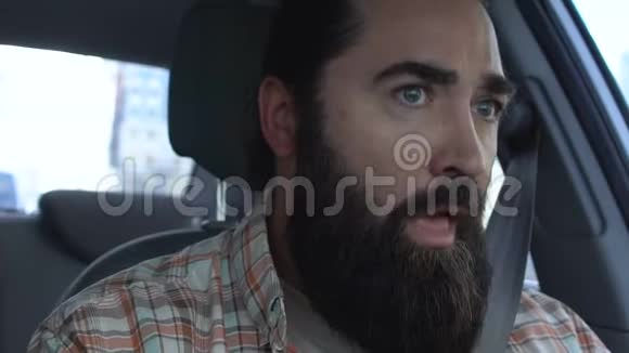 男子在汽车中咳嗽呼吸困难肺部健康问题呼吸道疾病视频的预览图