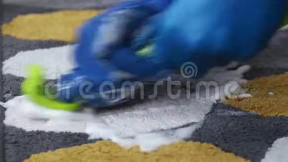 清洁服务门卫人员戴手套统一真空清洁地毯配备专业设备剥落的斑点视频的预览图