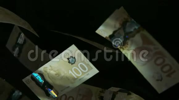在4K循环的黑色背景下美国加拿大元钞票的下落高质量下跌美元视频的预览图
