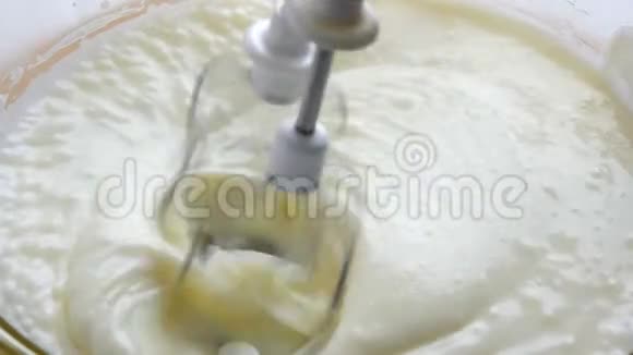 为未来的蛋糕特写提供混合搅拌白霜视频的预览图