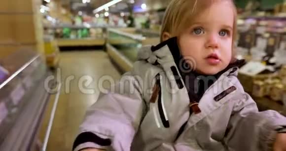 在超市穿暖和夹克的幼儿视频的预览图